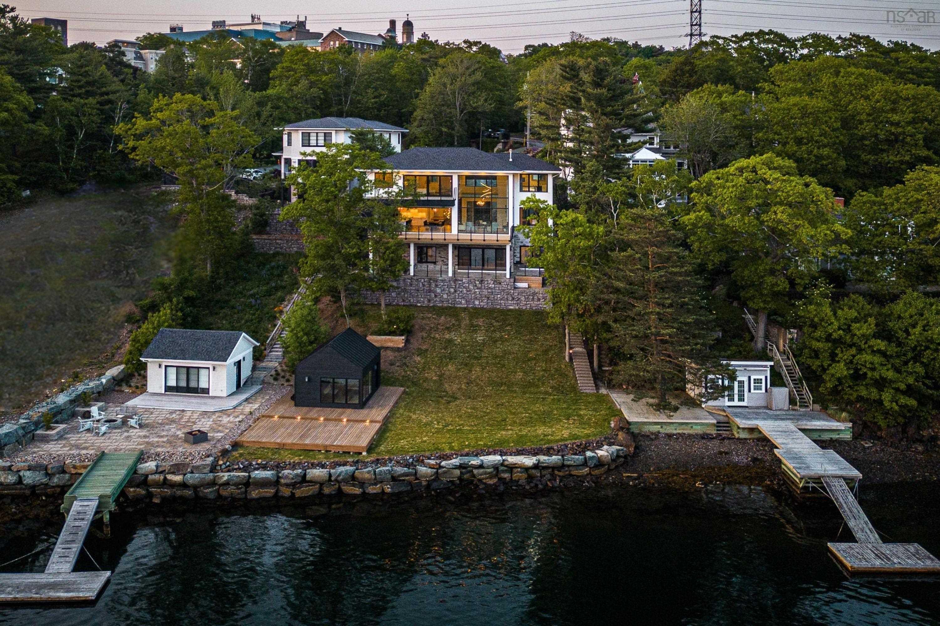 Thumbnail image for 1160 Rockcliffe Street MLS<sup>®</sup> 202505615
