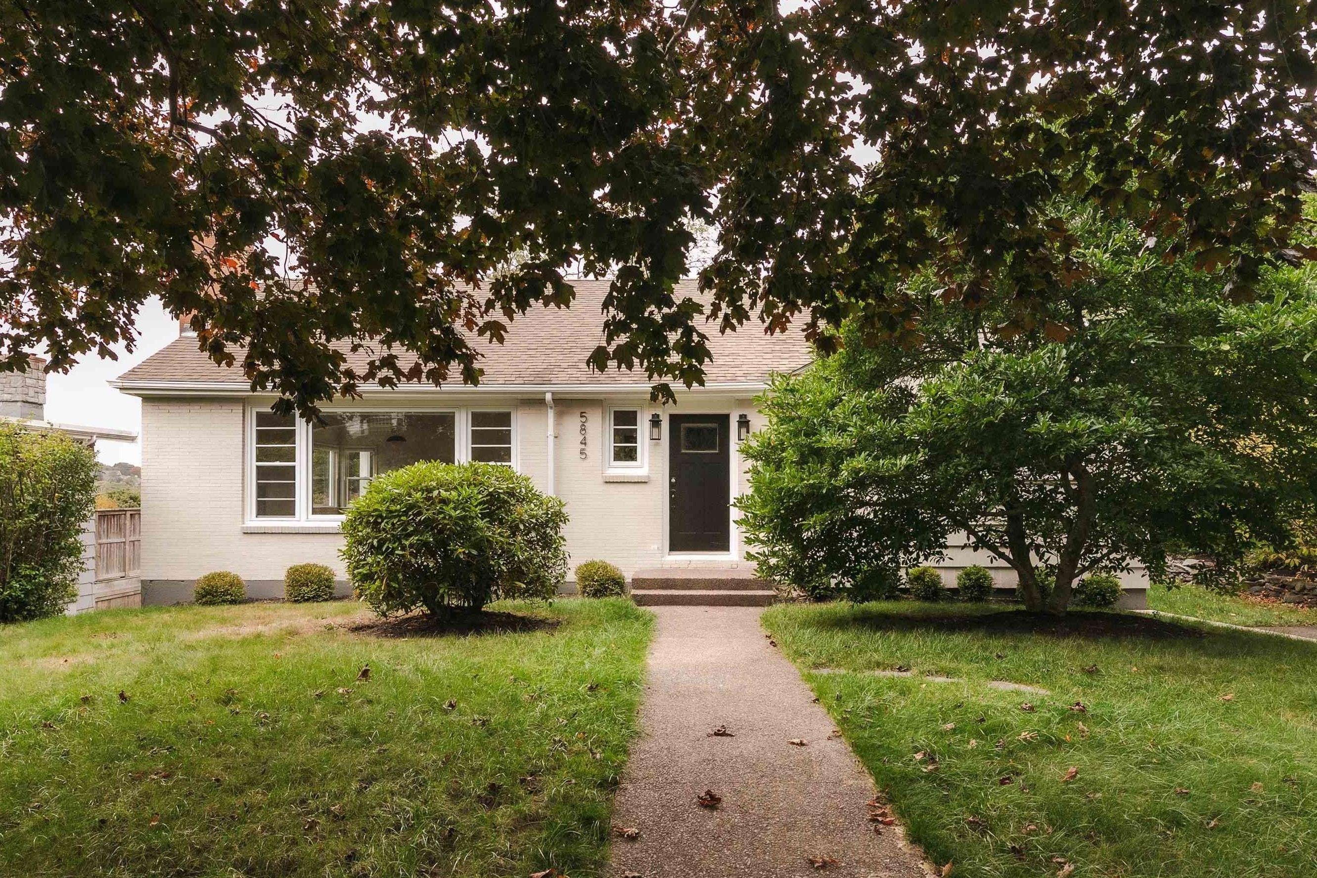 Thumbnail image for 5845 Inglewood Drive MLS<sup>®</sup> 202525667