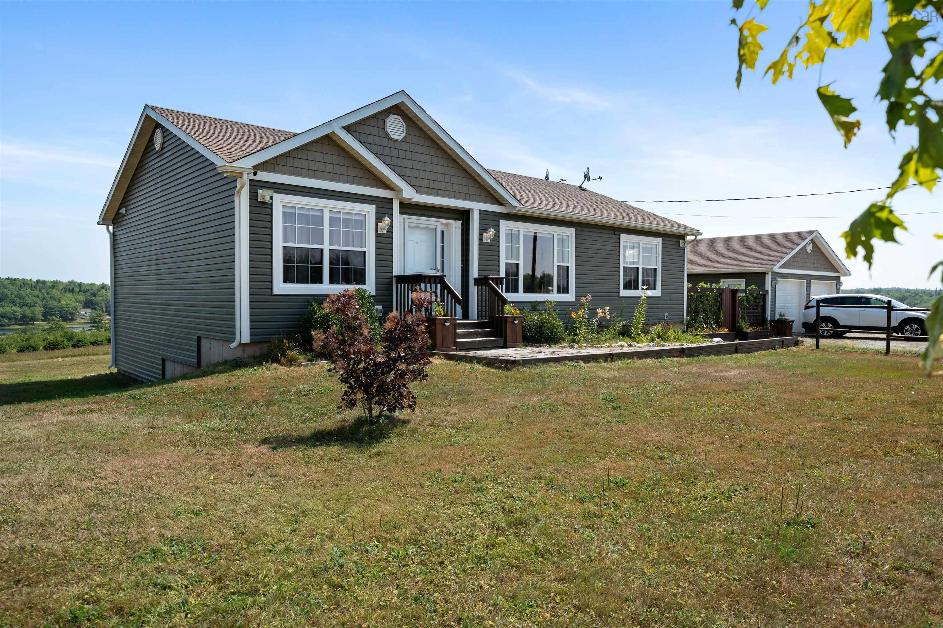 Thumbnail image for 946 Lake Egmont Road MLS<sup>®</sup> 202520645