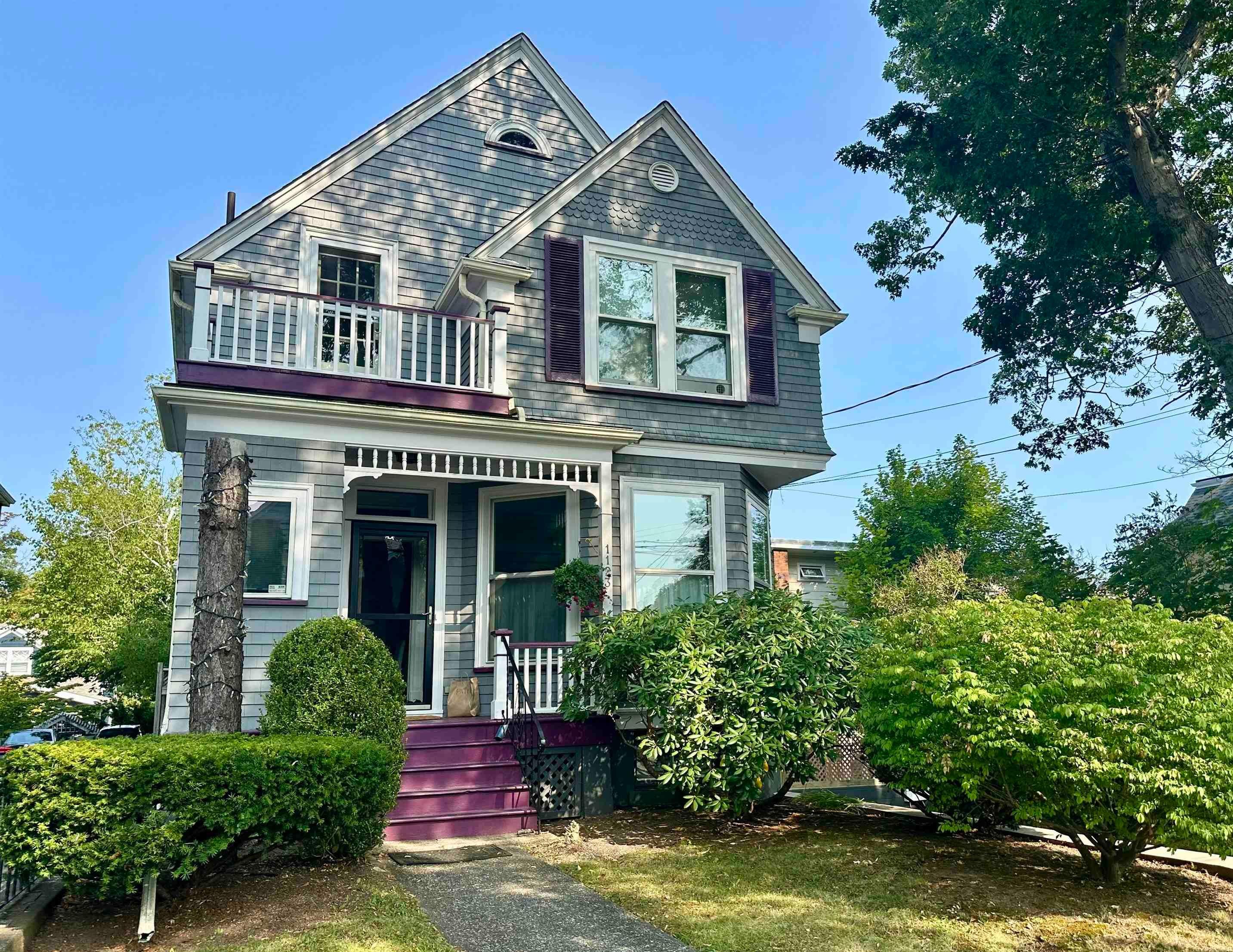 Thumbnail image for 1123/1121 Cartaret Street MLS<sup>®</sup> 202521329