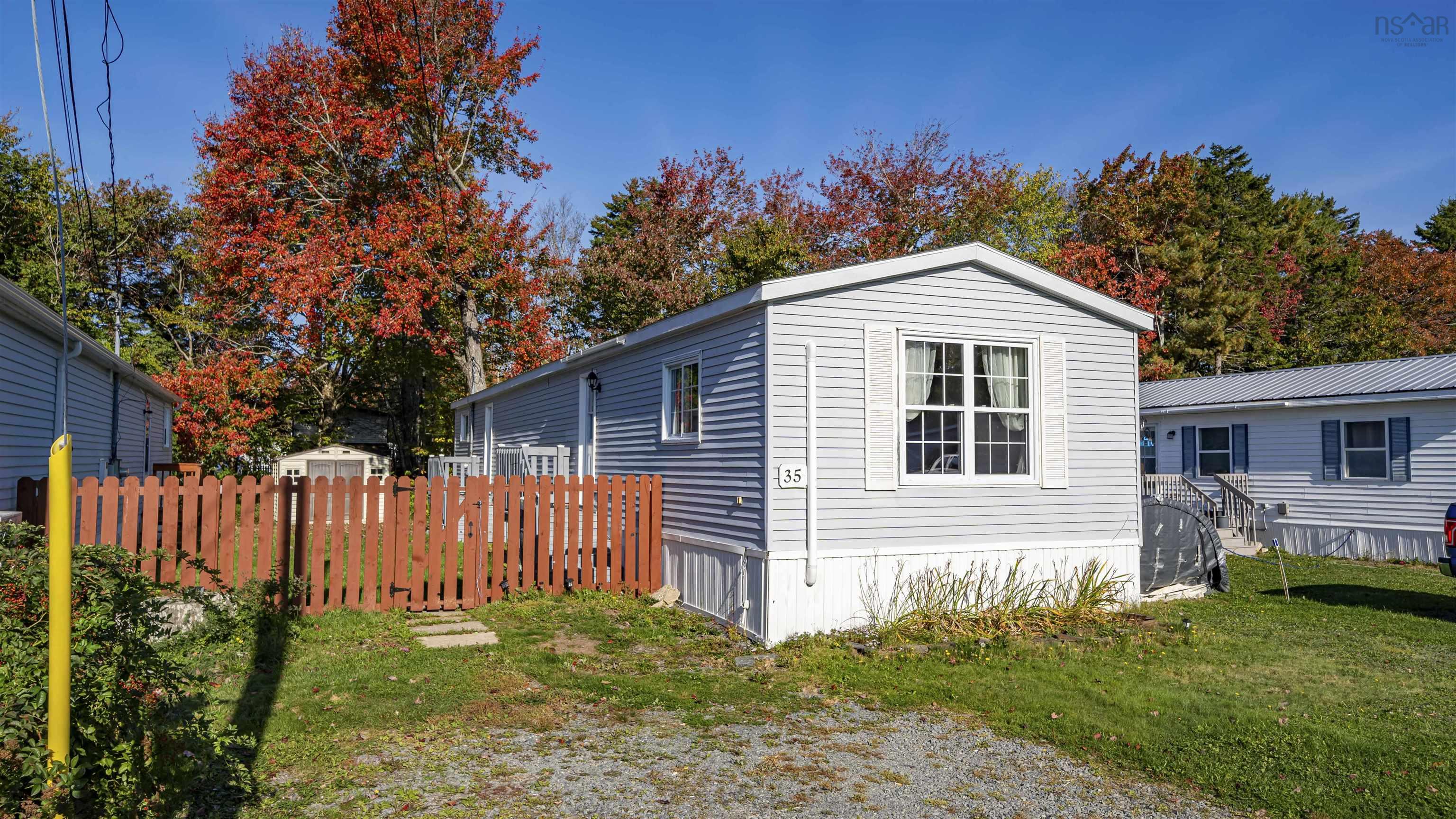 Thumbnail image for 35 Sylvan Avenue MLS<sup>®</sup> 202525382