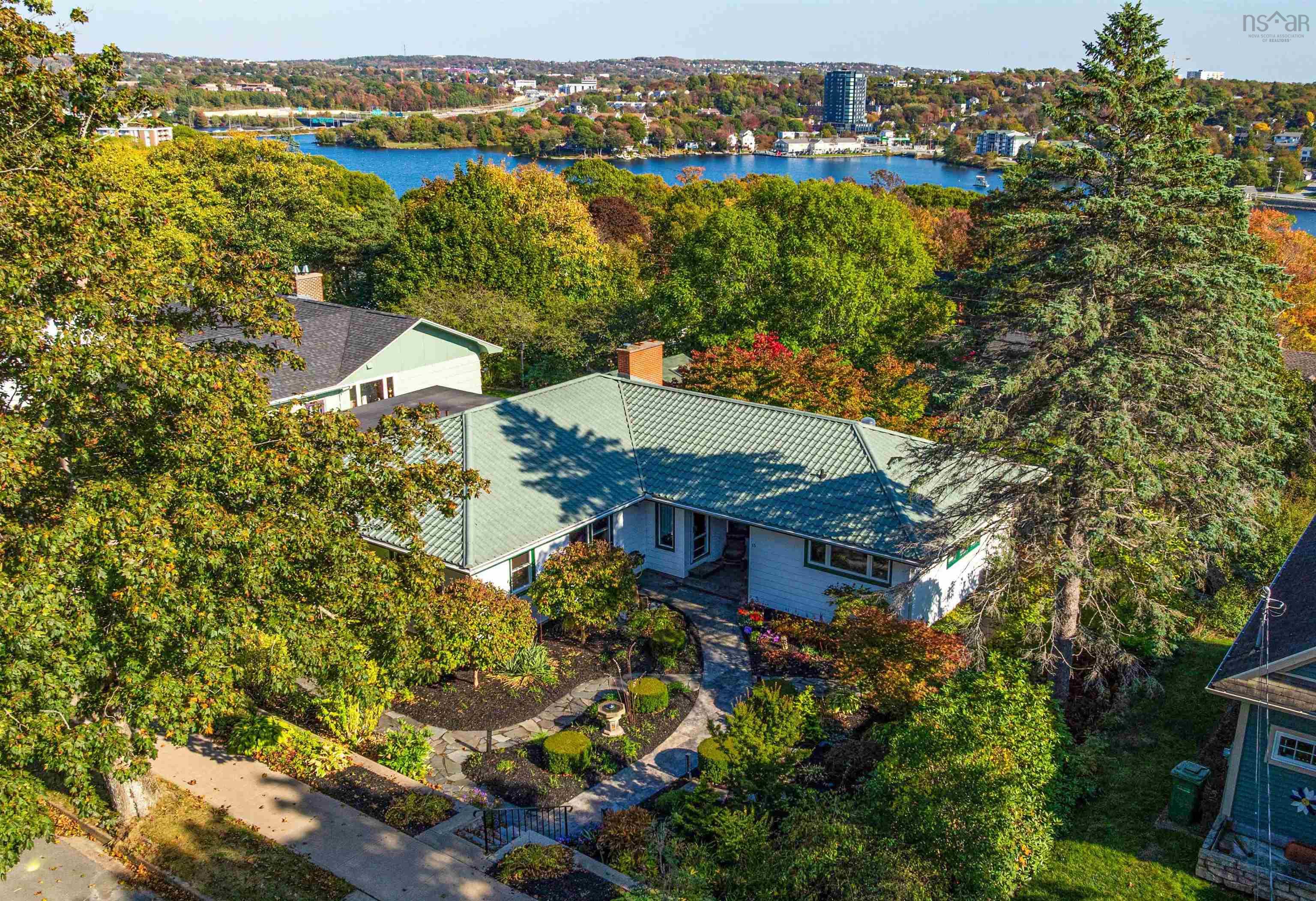 Thumbnail image for 15 Lakeview Avenue MLS<sup>®</sup> 202525606
