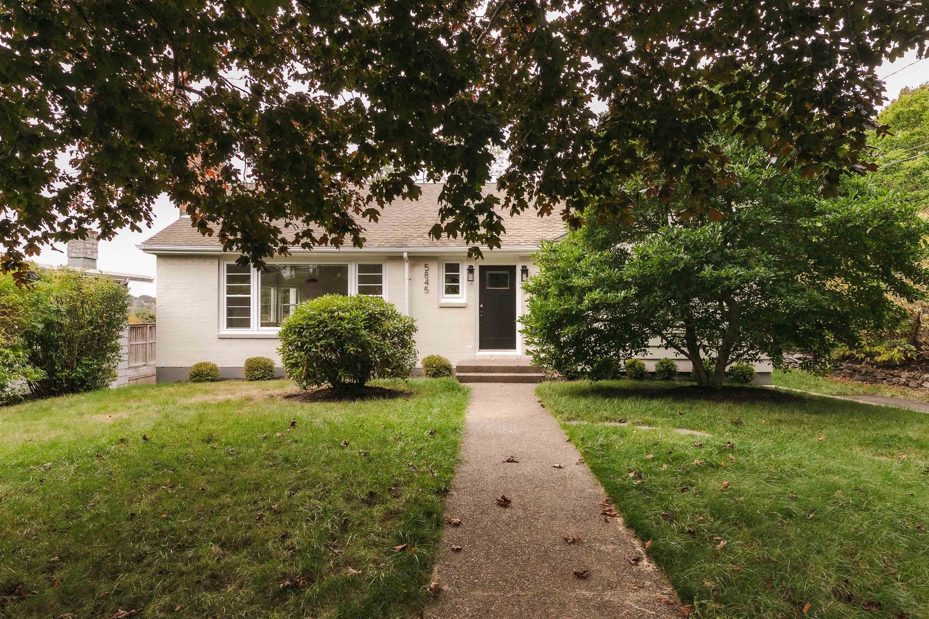 Thumbnail image for 5845 Inglewood Drive MLS<sup>®</sup> 202525667