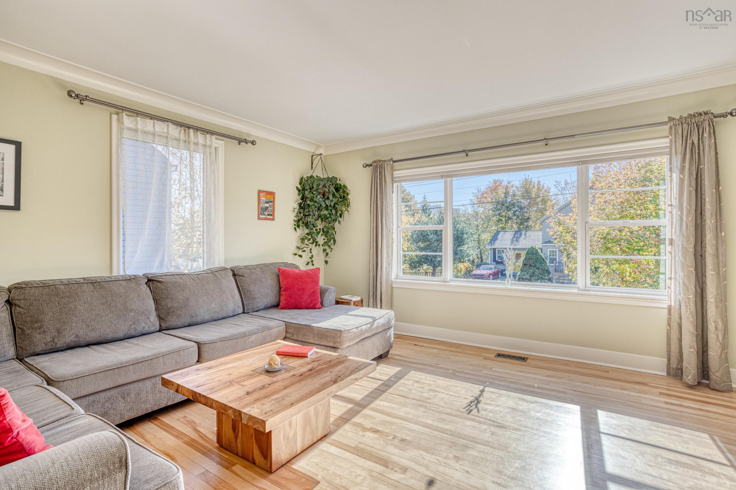 Thumbnail image for 21 Lawnwood Avenue MLS<sup>®</sup> 202526703