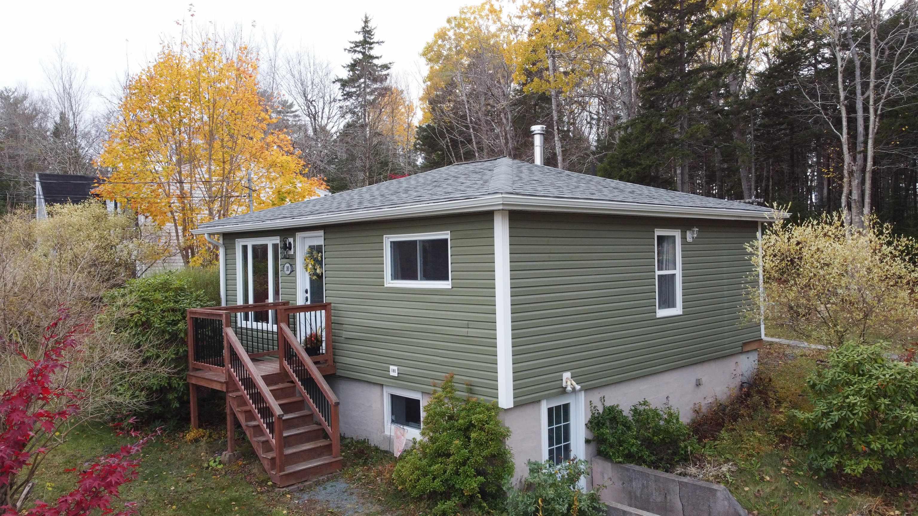 Thumbnail image for 180 Lakeview Avenue MLS<sup>®</sup> 202526877